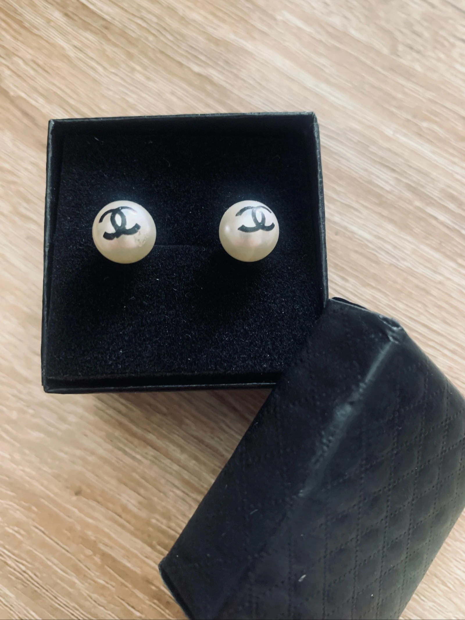 Boucles d’oreilles dans leur écrin 